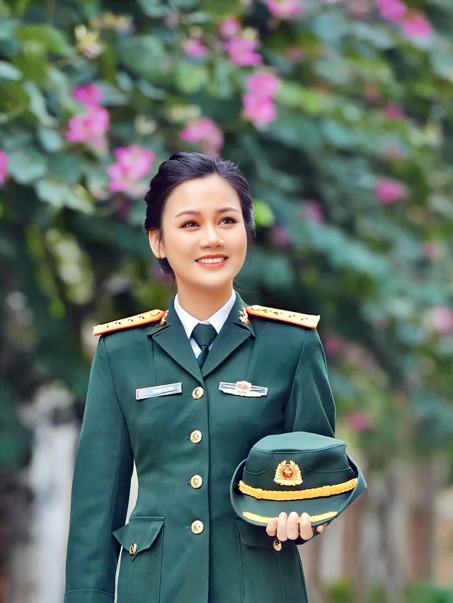 Nhan sắc vợ Thiếu tá kém 10 tuổi của nam NSƯT là Phó Giám đốc Nhà hát kịch nói Quân đội- Ảnh 8. Nhan sắc vợ Thiếu tá kém 10 tuổi của nam NSƯT là Phó Giám đốc Nhà hát kịch nói Quân đội- Ảnh 8.
