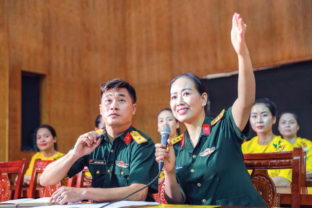 Nữ Đại tá nhận danh hiệu NSND ở tuổi 45: Được ví là ''chim sơn ca Việt Bắc'', đẹp thần thái, 33 tuổi đã giữ chức Đoàn trưởng- Ảnh 2. Nữ Đại tá nhận danh hiệu NSND ở tuổi 45: Được ví là ''chim sơn ca Việt Bắc'', đẹp thần thái, 33 tuổi đã giữ chức Đoàn trưởng- Ảnh 2.