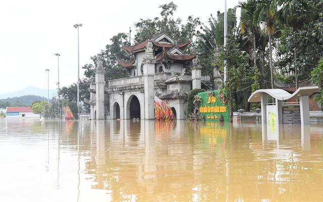 “Miền Bắc cố lên!” - Hành trình mang nước tinh khiết đến bà con vùng lũ