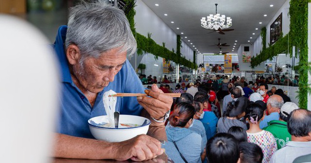 Ông chủ tiệm vàng Bình Dương mỗi ngày phục vụ hơn 600 suất cơm miễn phí: "Ai cần có bữa ăn thì đến đây mình sẽ phục vụ"