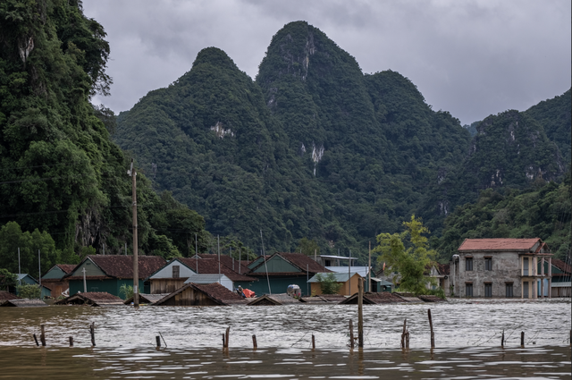 Lạ kỳ nơi người dân “sống vui với lũ” và chuyện nữ doanh nhân đứng sau những căn nhà “không bao giờ chìm” ở miền Trung- Ảnh 1.