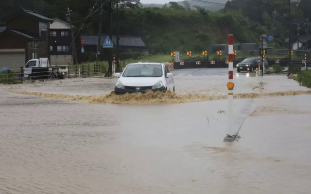 Một con đường ở Wajima, Ishikawa, Nhật Bản bị ngập gần nửa mét (Ảnh: Kyodo)