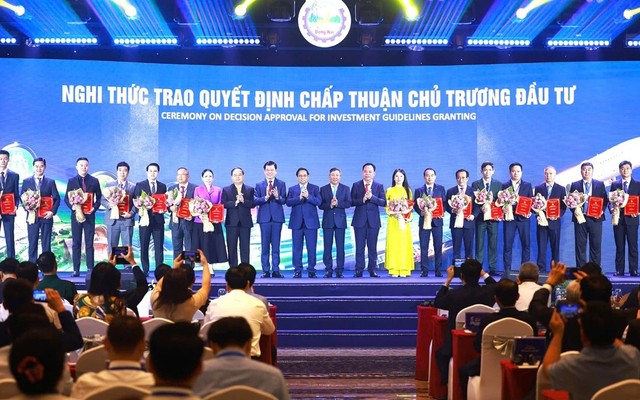 Nghi thức trao Quyết định chấp thuận chủ trương đầu tư cho các dự án.