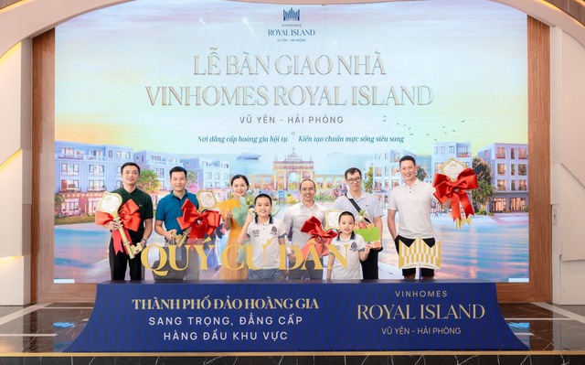 Vinhomes Royal Island bàn giao 500 căn nhà, lập kỷ lục mới trên đảo Vũ Yên