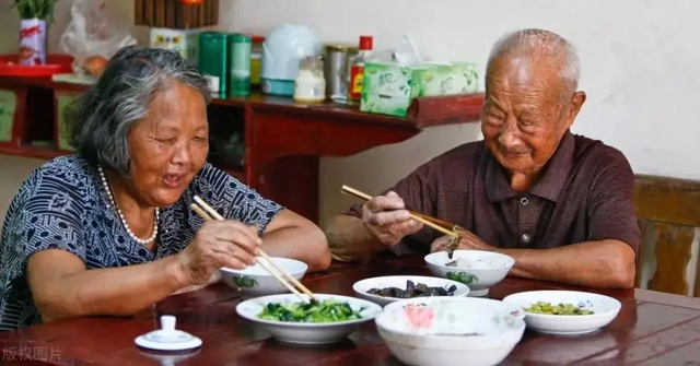 Nhìn vào bữa ăn có thể biết một người sống được bao lâu: Người sống thọ thường có 5 đặc điểm này khi ăn uống