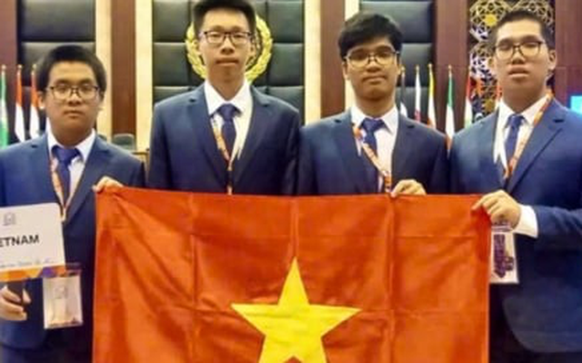 Một trường chuyên có 4 học sinh cùng giành huy chương Olympic Tin học quốc tế