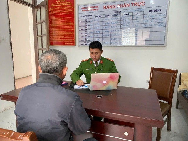 Ông T đến cơ quan công an trình báo. Ông T đến cơ quan công an trình báo.
