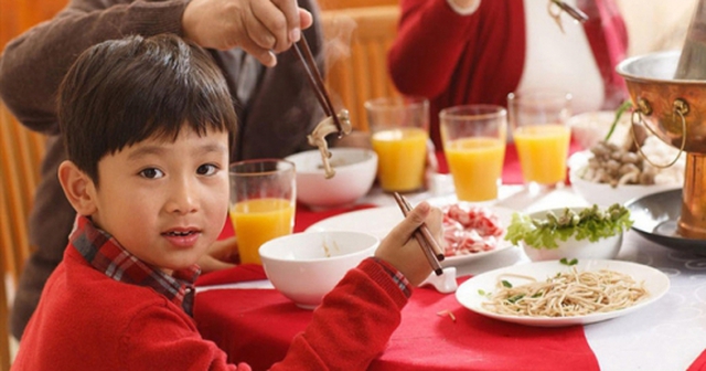 Câu nói "hồn nhiên" của con trai trong bữa tiệc tất niên khiến tôi bị chê thiếu dạy dỗ, xấu hổ, ngượng ngập vô cùng!