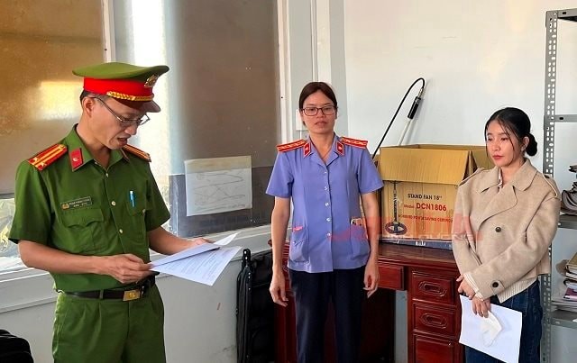 Bắt giữ một cựu nhân viên ngân hàng sử dụng ma túy, lừa đảo gần 9,5 tỷ đồng của nhiều người bằng chiêu đáo hạn khoản vay Bắt giữ một cựu nhân viên ngân hàng sử dụng ma túy, lừa đảo gần 9,5 tỷ đồng của nhiều người bằng chiêu đáo hạn khoản vay