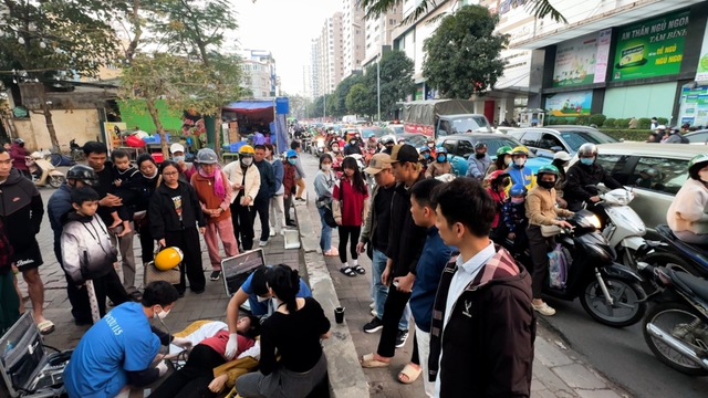 Xe cấp cứu chật vật len qua đường tắc để cứu thai phụ 38 tuần co giật Xe cấp cứu chật vật len qua đường tắc để cứu thai phụ 38 tuần co giật
