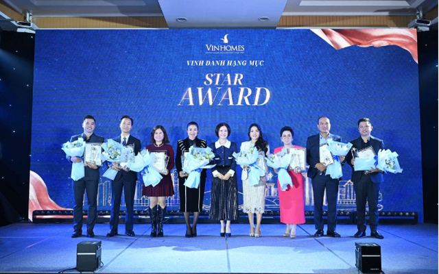 Sao Vàng Holdings được vinh danh TOP 1 đại lý có doanh số bán tốt nhất dự án Vincom Shophouse Royal Park năm 2024 Sao Vàng Holdings được vinh danh TOP 1 đại lý có doanh số bán tốt nhất dự án Vincom Shophouse Royal Park năm 2024