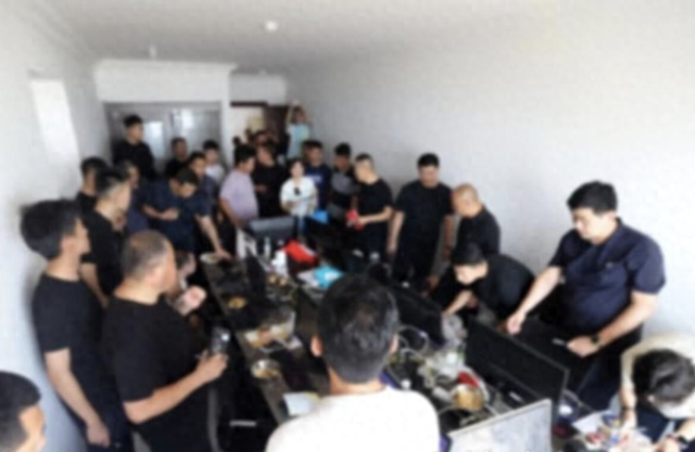 Căn hộ cạnh nhà ầm ĩ suốt đêm, người đàn ông gõ cửa phàn nàn thì phát hiện cảnh tượng ‘‘sốc’’: Kịp thời báo cảnh sát, chặn đứng hành vi lừa đảo nghiêm trọng Căn hộ cạnh nhà ầm ĩ suốt đêm, người đàn ông gõ cửa phàn nàn thì phát hiện cảnh tượng ‘‘sốc’’: Kịp thời báo cảnh sát, chặn đứng hành vi lừa đảo nghiêm trọng
