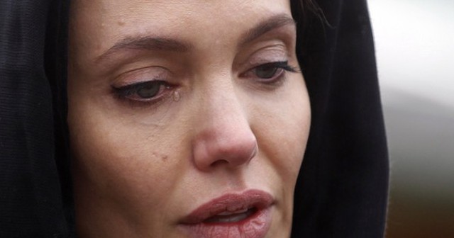 Angelina Jolie suy sụp