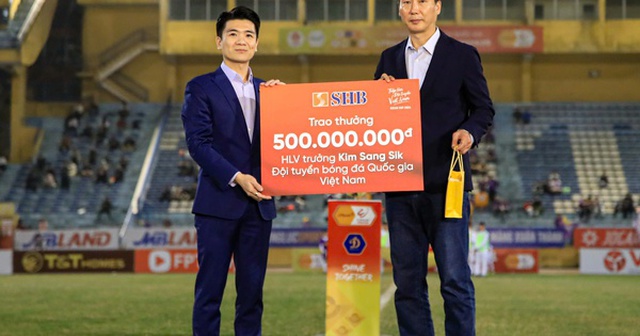 Bầu Hiển thưởng 1 tỷ đồng cho HLV Kim Sang-sik và BHL đội tuyển Việt Nam Bầu Hiển thưởng 1 tỷ đồng cho HLV Kim Sang-sik và BHL đội tuyển Việt Nam
