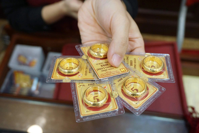 Người ôm vàng bất ngờ vì lãi đậm trước Tết Người ôm vàng bất ngờ vì lãi đậm trước Tết