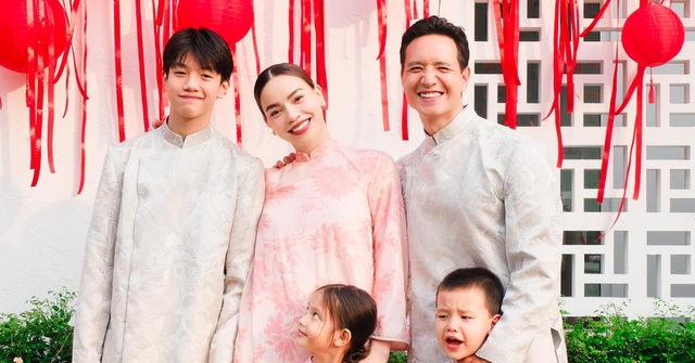 Hồ Ngọc Hà tung ảnh cả nhà diện áo dài, Subeo gây sốt với vẻ ngoài đẹp trai ngời ngời Hồ Ngọc Hà tung ảnh cả nhà diện áo dài, Subeo gây sốt với vẻ ngoài đẹp trai ngời ngời