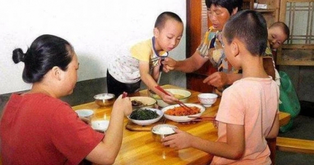 Chỉ vì 1 hành động trên bàn ăn khi đi thăm họ hàng dịp Tết mà con tôi bị đánh giá "con nhà không gia giáo": Có đáng không? Chỉ vì 1 hành động trên bàn ăn khi đi thăm họ hàng dịp Tết mà con tôi bị đánh giá "con nhà không gia giáo": Có đáng không?