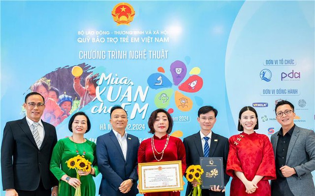 Bộ LĐTBXH trao tặng bằng khen cho Chubb Life Việt Nam