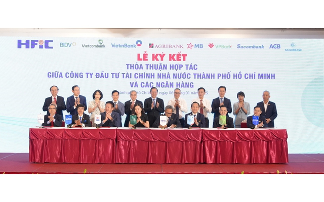 Đại diện Sacombank và các ngân hàng thực hiện ký kết hợp tác với HFIC