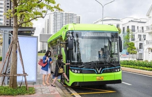 Nhiều hãng bus tại Hà Nội phục vụ hàng triệu lượt khách muốn chuyển sang dùng xe điện VinFast ngay từ tháng 2/2025