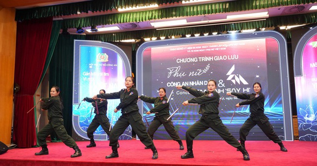 Dàn nghệ sĩ "say hi" cùng nữ chiến sĩ công an chung tay khắc phục hậu quả bão lũ