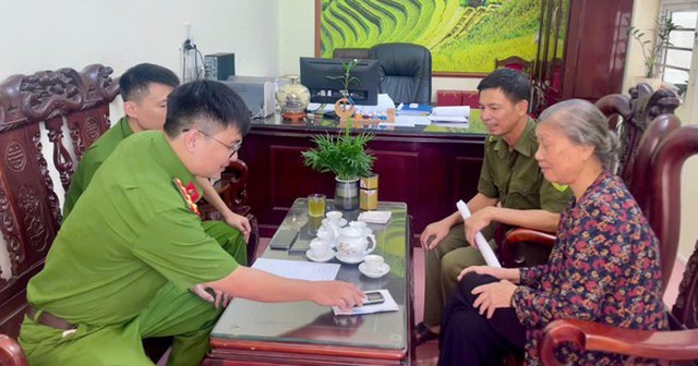 Cán bộ Công an xã Yết Kiêu tuyên truyền, hướng dẫn người dân nhận diện thủ đoạn lừa đảo.