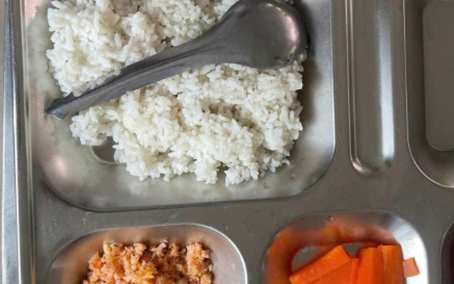 Suất cơm bán trú 'lèo tèo' gây xôn xao: Lãnh đạo trường tiểu học ở Huế lên tiếng