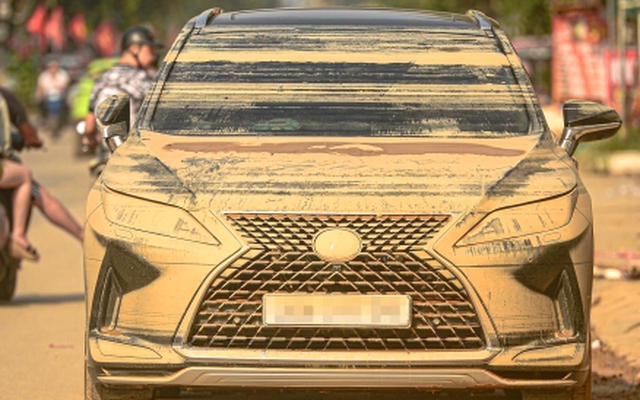 Nước rút, người Thái Nguyên đau xót nhìn hàng trăm ô tô phủ bùn, chết máy sau lũ