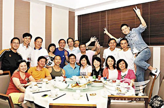 Lớp trưởng đăng ảnh họp lớp sau 20 năm tốt nghiệp, ai cũng được tag tên, chỉ trừ tôi: Biết lý do tôi lập tức rời nhóm, thề không bao giờ đi họp lớp nữa