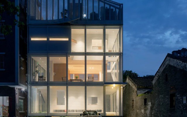 Người đàn ông 65 tuổi xây ngôi nhà “trong suốt” cho 3 thế hệ chung sống, nhìn vào ai cũng tự hỏi: “Không hiểu sống thế nào”