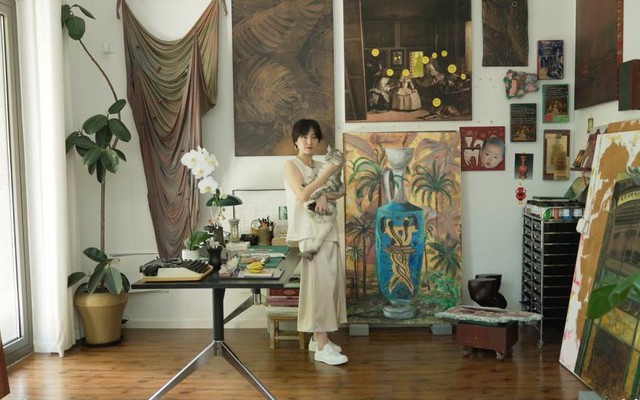 Nữ nghệ sĩ 35 tuổi sống một mình trong căn nhà 350m2 ở thành phố “tấc đất tấc vàng”, không kết hôn để tận hưởng cuộc sống tự do