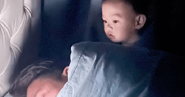 Trẻ ngủ rồi, bố mẹ nằm cạnh chơi điện thoại có ảnh hưởng không? Sự thật là...