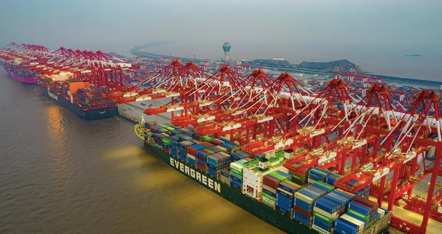 Các tàu chở container hàng hoá tại cảng Dương Sơn thuộc thành phố Thượng Hải, Trung Quốc. (Ảnh: Global Times)