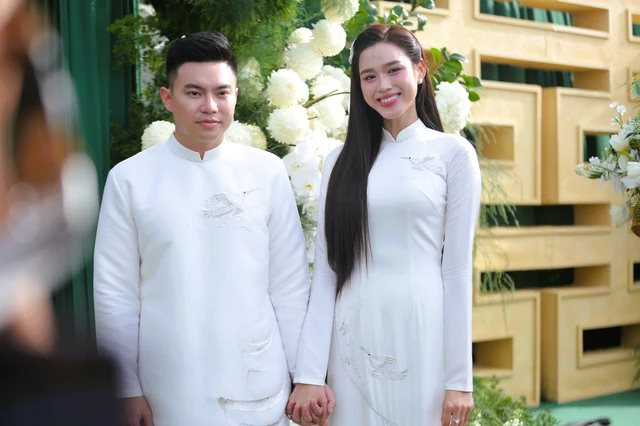 Tập đoàn Sơn Hải nhà chồng sắp cưới Hoa hậu Đỗ Thị Hà trả lương thưởng cho nhân viên: Lái xe ủi, xe ben hơn 300 triệu, kỹ sư hơn 500 triệu, quản lý 1,4 tỷ đồng một năm Tập đoàn Sơn Hải nhà chồng sắp cưới Hoa hậu Đỗ Thị Hà trả lương thưởng cho nhân viên: Lái xe ủi, xe ben hơn 300 triệu, kỹ sư hơn 500 triệu, quản lý 1,4 tỷ đồng một năm