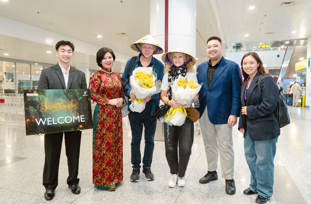 2 thành viên nhóm nhạc đình đám đã hạ cánh tại sân bay Nội Bài, sẵn sàng buổi diễn tại Việt Nam: Thích thú khi được tặng nón lá vẽ tay