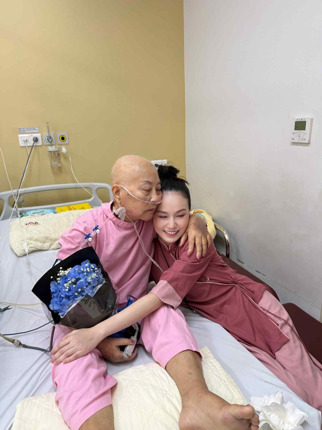 Tuấn Hưng: Con muốn khóc thật to, gục xuống bên mẹ và nói rằng "con sợ lắm"