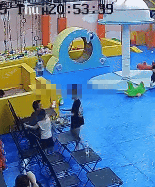 Vụ bé trai 8 tuổi bị tát ù tai, phụ huynh phẫn nộ: Bảo vệ con mình không phải đi đánh đứa trẻ khác!