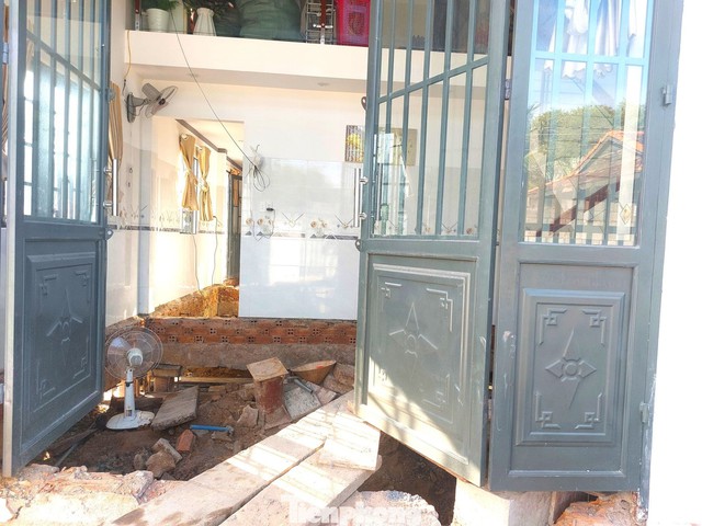 "Thần đèn" di chuyển thành công ngôi nhà xây nhầm: Bất ngờ chi phí- Ảnh 4. "Thần đèn" di chuyển thành công ngôi nhà xây nhầm: Bất ngờ chi phí- Ảnh 4.