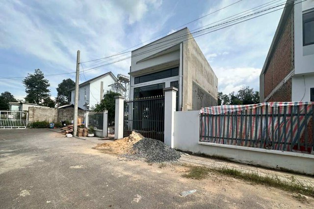 "Thần đèn" di chuyển thành công ngôi nhà xây nhầm: Bất ngờ chi phí- Ảnh 1. "Thần đèn" di chuyển thành công ngôi nhà xây nhầm: Bất ngờ chi phí- Ảnh 1.