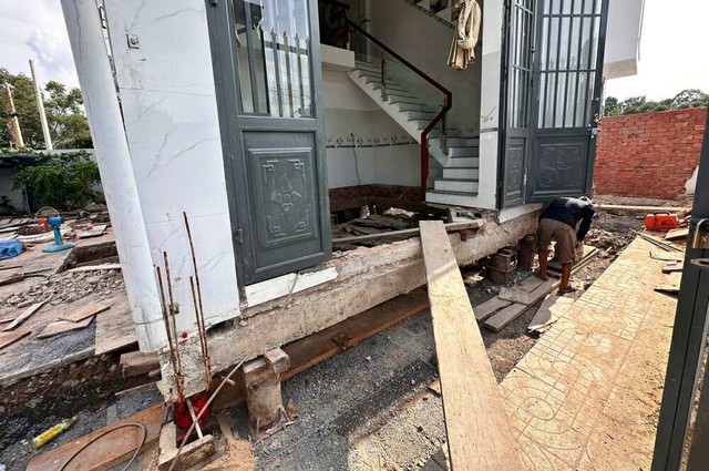 "Thần đèn" di chuyển thành công ngôi nhà xây nhầm: Bất ngờ chi phí- Ảnh 3. "Thần đèn" di chuyển thành công ngôi nhà xây nhầm: Bất ngờ chi phí- Ảnh 3.