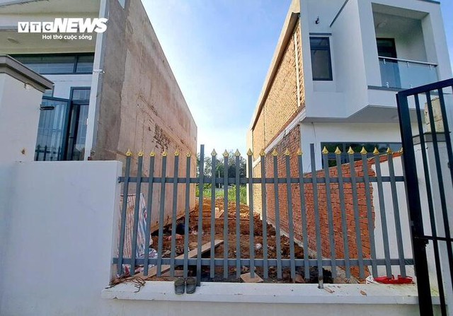 "Thần đèn" di chuyển thành công ngôi nhà xây nhầm: Bất ngờ chi phí- Ảnh 2. "Thần đèn" di chuyển thành công ngôi nhà xây nhầm: Bất ngờ chi phí- Ảnh 2.