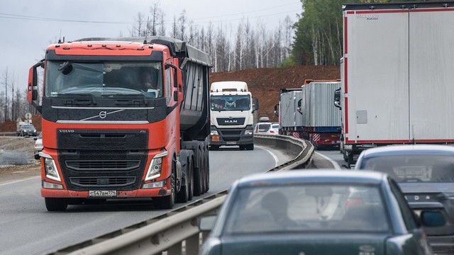 Tránh rủi ro từ lệnh trừng phạt, đồng minh thân cận của Moscow siết chặt kiểm soát biên giới, hàng nghìn xe tải chở hàng hóa từ Trung Quốc tới Nga tắc nghẽn nghiêm trọng