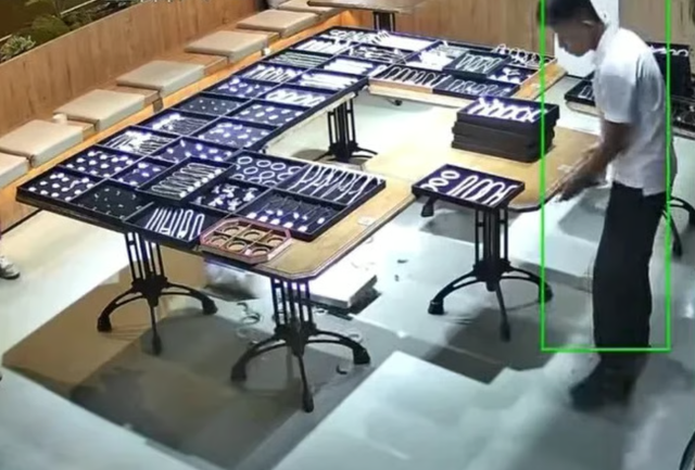 Nhân viên trẻ lỡ tay làm vỡ 30 chiếc vòng ngọc bích quý, giá 3,7 tỷ đồng, ông chủ phản ứng bất ngờ