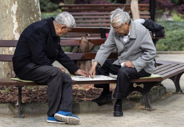 Bác họ lương hưu 30 triệu đồng, cha tôi chỉ có 5 triệu đồng: Người sống hạnh phúc hơn không phải ai cũng ngờ tới