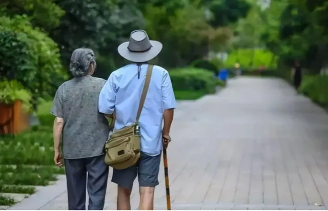 Lương hưu 30 triệu đồng/tháng, nhưng thông gia hỏi tôi chỉ đáp: “4 triệu, đủ ăn thôi”, nhờ thế mà yên ổn về sau