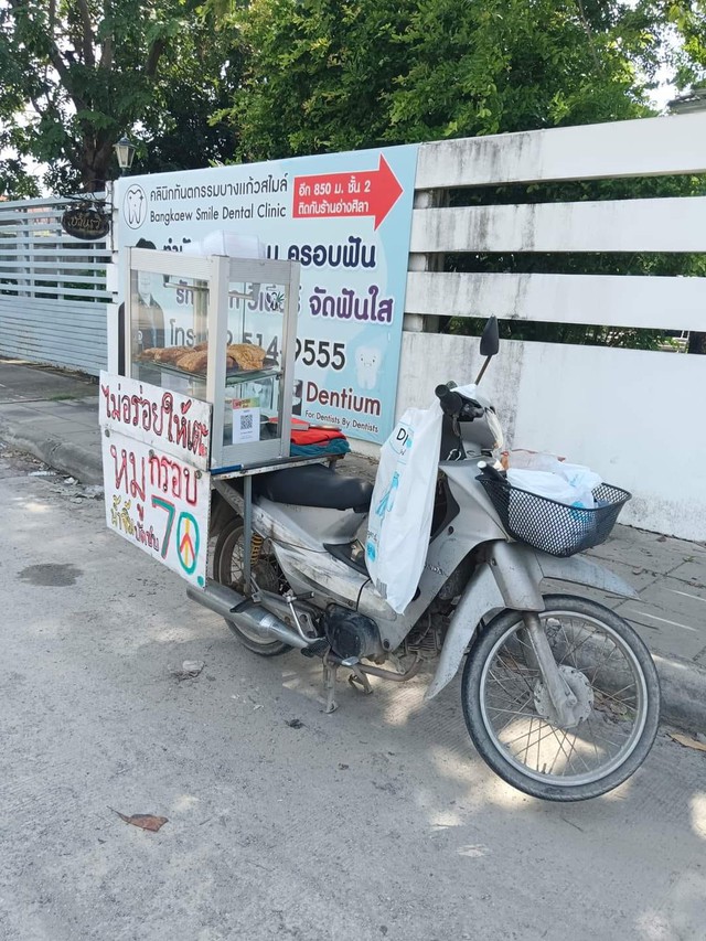 Bán 50kg heo quay chỉ trong 30 phút, ông chủ áp lực vì khách chờ mua chật cứng cả con đường- Ảnh 1. Bán 50kg heo quay chỉ trong 30 phút, ông chủ áp lực vì khách chờ mua chật cứng cả con đường- Ảnh 1.