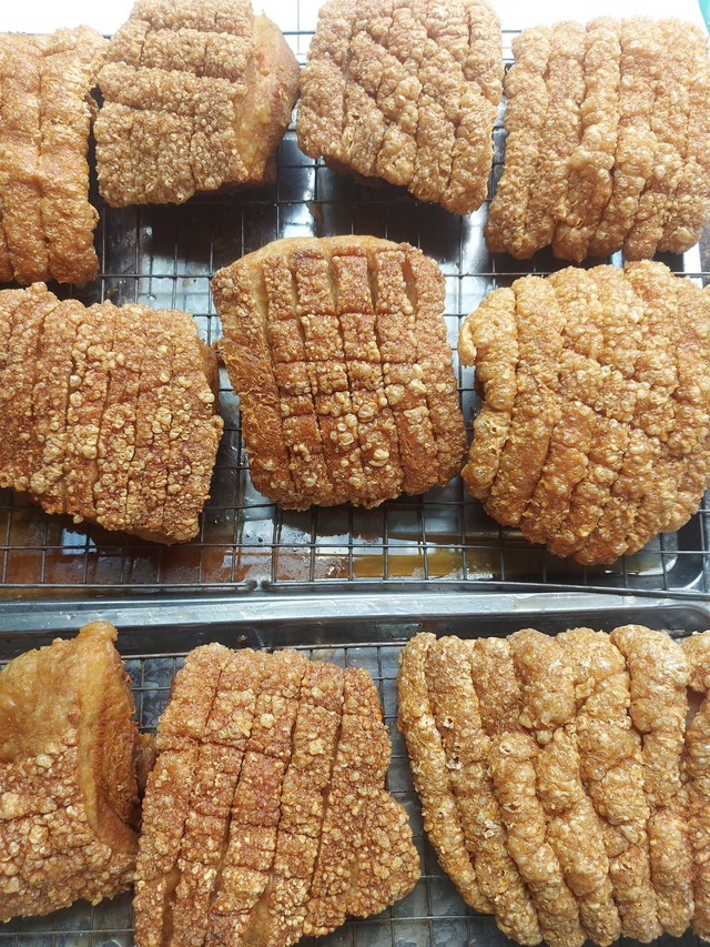 Bán 50kg heo quay chỉ trong 30 phút, ông chủ áp lực vì khách chờ mua chật cứng cả con đường- Ảnh 3. Bán 50kg heo quay chỉ trong 30 phút, ông chủ áp lực vì khách chờ mua chật cứng cả con đường- Ảnh 3.