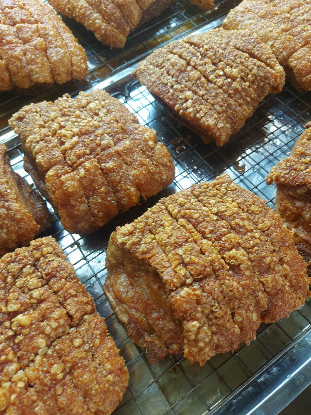 Bán 50kg heo quay chỉ trong 30 phút, ông chủ áp lực vì khách chờ mua chật cứng cả con đường- Ảnh 4. Bán 50kg heo quay chỉ trong 30 phút, ông chủ áp lực vì khách chờ mua chật cứng cả con đường- Ảnh 4.