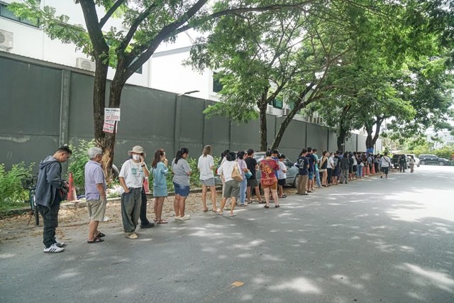 Bán 50kg heo quay chỉ trong 30 phút, ông chủ áp lực vì khách chờ mua chật cứng cả con đường- Ảnh 2. Bán 50kg heo quay chỉ trong 30 phút, ông chủ áp lực vì khách chờ mua chật cứng cả con đường- Ảnh 2.