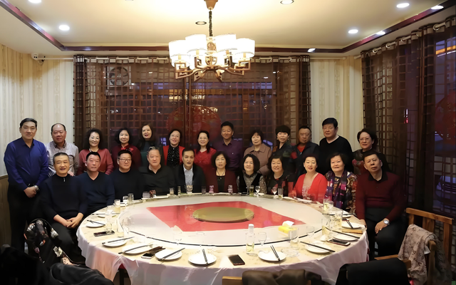 Họp lớp được hỏi tiền tiết kiệm, tôi trả lời thật 25 tỷ đồng nhưng không ai khen, nghe lớp trưởng nói một câu mà cả đời không thể quên